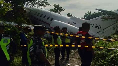 Foto Kronologi Pesawat Hawker 900 Nyusruk Hingga Masuk Semak Semak Di