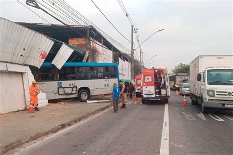 VÍdeo ônibus Com Cerca De 50 Passageiros Bate Em Muro Na Avenida Brasil