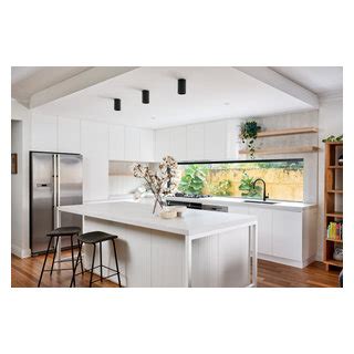 Scandinavian White Kitchen With Fluted Paneling Contemporain