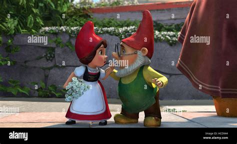 GNOMEO & JULIET, (aka GNOMEO AND JULIET), from left: Juliet (voice ...