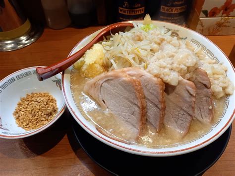 ラーメン豚山＠町田本店【野菜がクタクタでスープはオイリー！】小ぶたラーメン、アレフライドg。 まにっち【公式】の相模原周辺で食べた