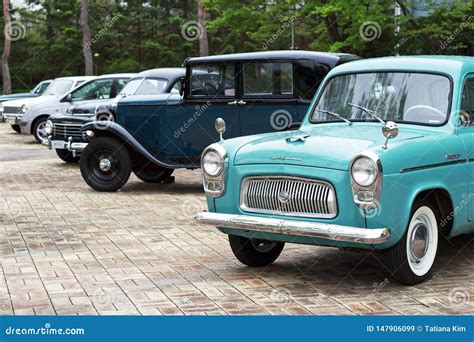 Se L Vista Lateral De Los Coches Retros Cl Sicos Fondo