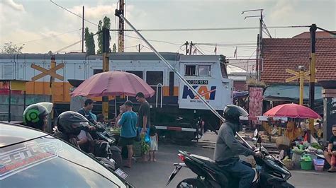 NGEBUT LEWAT PASAR Perlintasan KA Pasar Waru Sidoarjo Jawa Timur