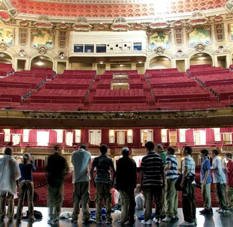 The Chicago Theatre: Tour Experience with Licensed Guide | GetYourGuide