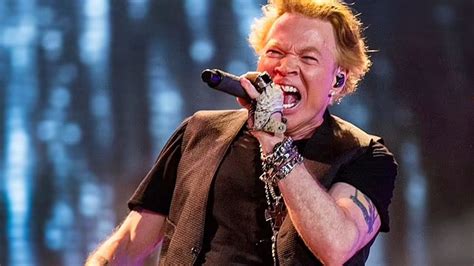 Guns N Roses Frontman Axl Rose Ends Concert Ritual After Microphone