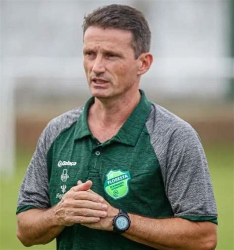 Floresta anuncia demissão do técnico Gerson Gusmão