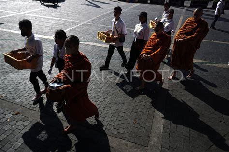 Tradisi Pindapata Waisak Di Solo ANTARA Foto