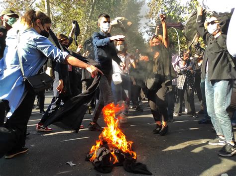 Irão Apelos A Novos Protestos Após Alegada Abolição Da Polícia Da