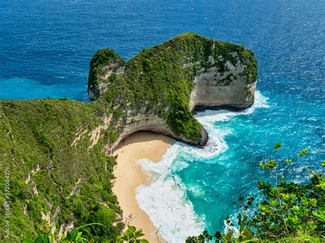 Suwehan Beach is one of those very beautiful beaches of Nusa Penida ...