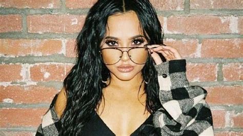 Becky G presume sus encantos y causa la reacción de Natti Natasha