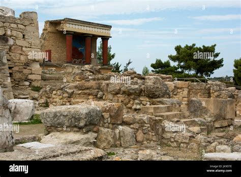 La Entrada Norte Del Palacio De Knossos Con El Toro Carga Frescoeeste