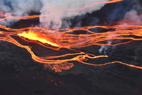 Lava from Hawaii's Mauna Loa volcano eruption oozes toward major highway