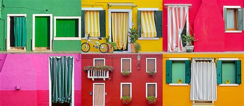 Edificios Coloridos En La Calle Soleada De La Isla De Burano Italia