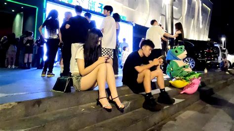 街拍午夜的成都，酒吧街上的迷人風景，4k ，street Photography China，bar Street，nightlife