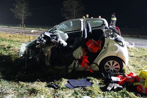 Zwaargewonde Bekneld Na Heftige Frontale Botsing Met Vrachtwagen Hart