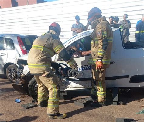 Batida entre carro deixa vítima retida dentro de veículo na Grande BH