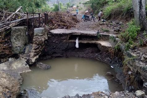 Jembatan Di Bima Putus Diterjang Banjir Warga Dua Dusun Terisolir