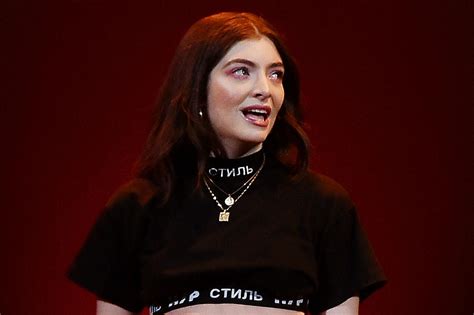 Lorde Breaks Out Weird Dance Moves During 2014 Grammys