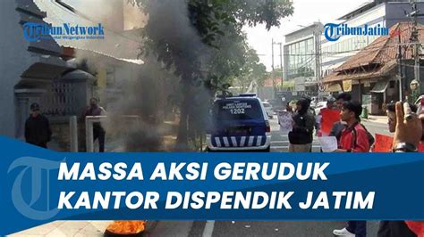 Bakar Ban Warnai Aksi Unjuk Rasa Massa Aksi Geruduk Kantor Dispendik