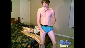Trace joue avec lui à travers ses sous vêtements XVIDEOS