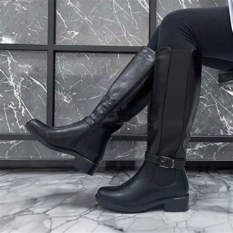 botas altas negras planas  correa  hebilla  mujer