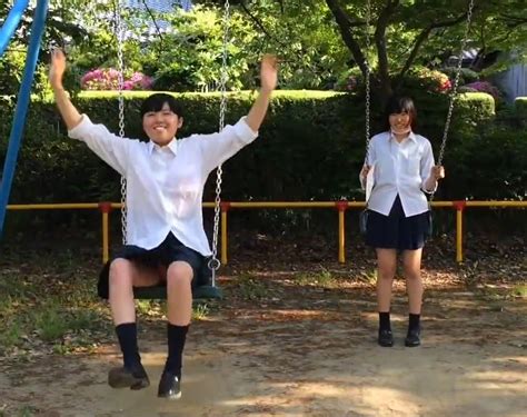 制服女子高生が公園の遊具をレビューしてみたそうですよ！ ちょっとエッチな動画紹介