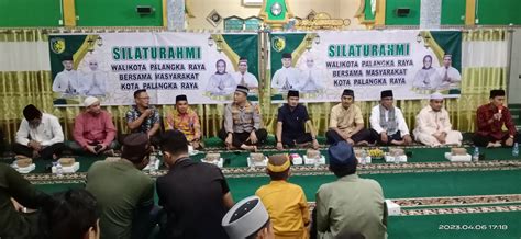 Fairid Naparin Didampingi Istri Silahturahmi Dengan Masyarakat