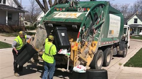 Waste Management Diesel Autocar Acx Mcneilus Rear Loader Garbage Truck