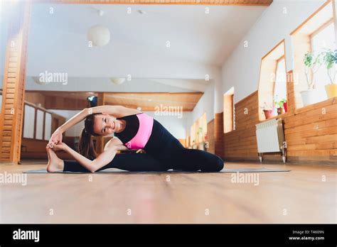 Shirshasana Fotos Und Bildmaterial In Hoher Auflösung Alamy