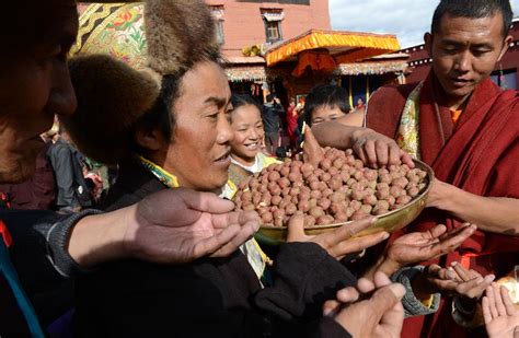 Th Panchen Lama Holds Buddhist Activities In Tibet China Org Cn