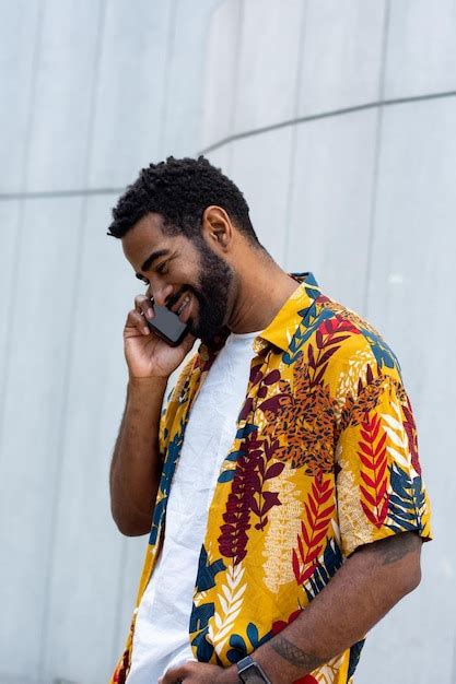 Homem Negro Falando Ao Telefone Na Rua Foto Premium