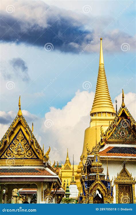 Estructuras Decoradas En Oro En El Gran Palacio De Bangkok Thailand