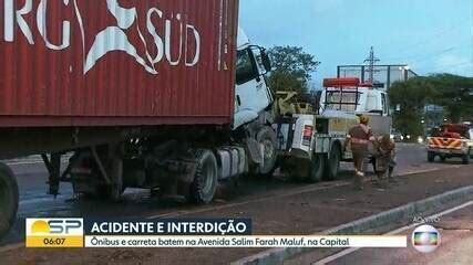 Colisão entre carreta e ônibus interdita via da Zona Leste de SP São