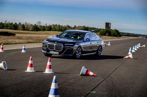 Bmw Offers Special Training Programmes For Professional Drivers Of Special Protection Vehicles