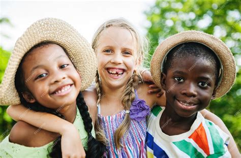 Crianças Bonito - Bonitos crianças diversas brincando no parque | Foto Premium
