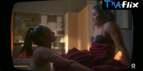 Emily Arlook Lesbian Scene In Grown Ish Tnaflix