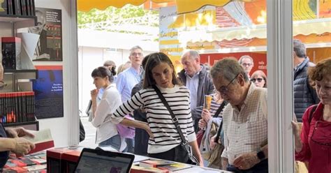 La Reina visita por sorpresa la Feria del Libro estos son los títulos