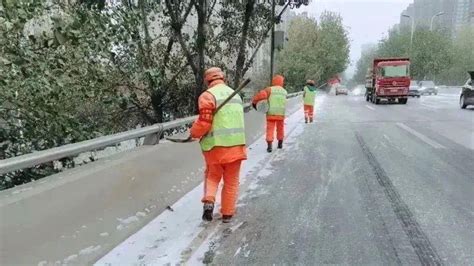 西安初雪 看城管人对城市的温暖守护进行作业积雪