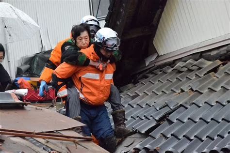 Equipes de resgate enfrentam clima hostil para resgatar vítimas de