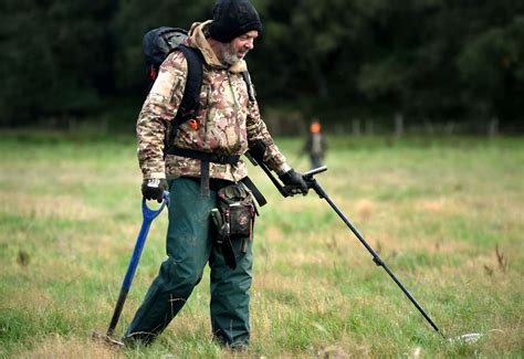 pictures charity dig organised  north detectorists group raises
