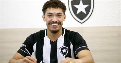 BOTAFOGO ANUNCIA CONTRATAÇÃO DE ZAGUEIRO ADRYELSON ATÉ 2025 FogãoNET