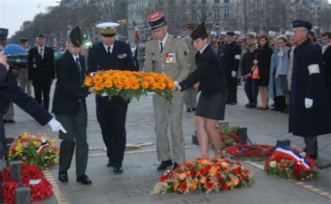 Ravivage De La Flamme Sous L Arc De Triomphe