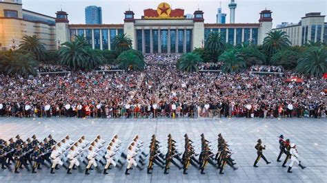 江西南昌八一广场举行国庆升旗仪式 人民图片网