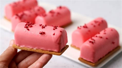 Муссовое пирожное ТВОРОЖНЫЙ СЫРОК с клубничной начинкой и песочной ...