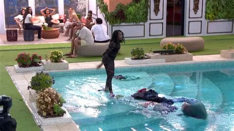 Bbb Leidy Elin Joga As Roupas De Davi Na Piscina Jornal De Bras Lia