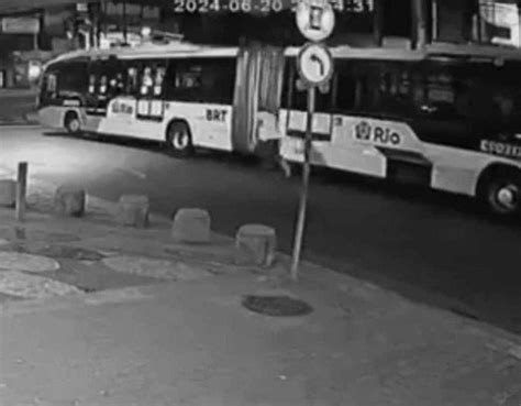 Motorista de BRT morre atropelado pelo próprio ônibus Estado de Minas