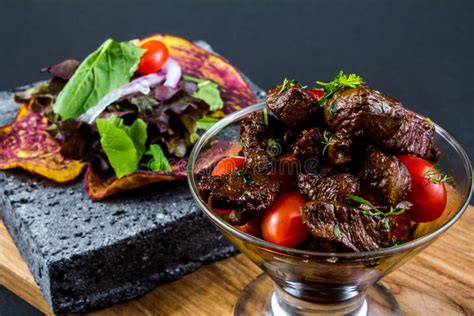 Bistecca Di Manzo Grigliata A Fette E Insalata Con Pomodori E Rucola