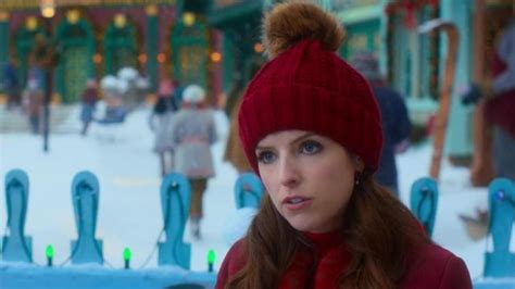 Rouge Chapeau De Bonnet Porté Par Noelle Kringle Anna Kendrick Dans