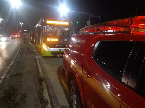 Três pessoas ficam feridas após acidente entre dois ônibus do Move no