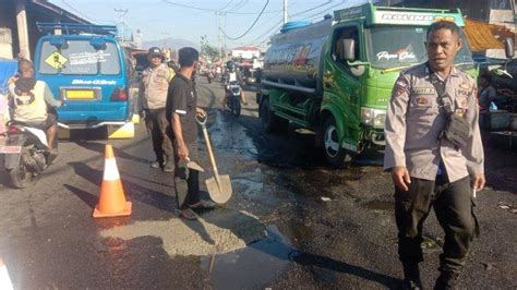 Satlantas Polres Sikka Tambal Jalan Berlubang Pakai Semen